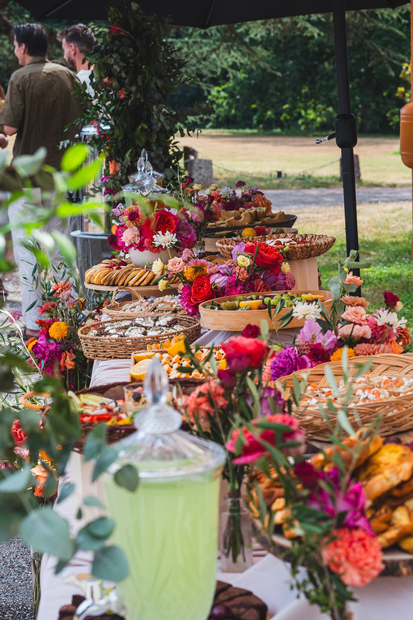 Grand buffet brunch fleuri MC Délices dressé en extérieur