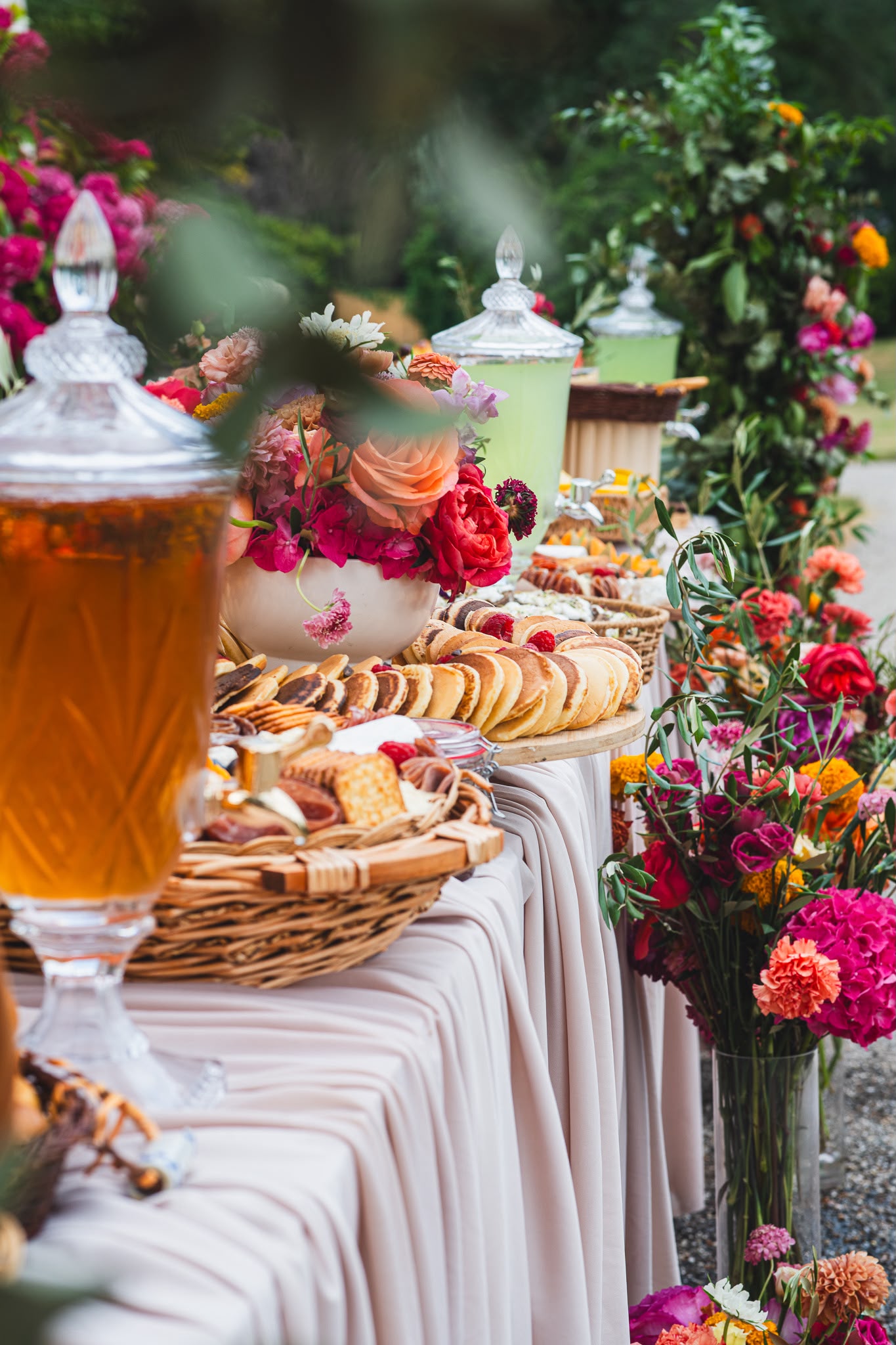 Buffet brunch fleuri avec boissons et pancakes