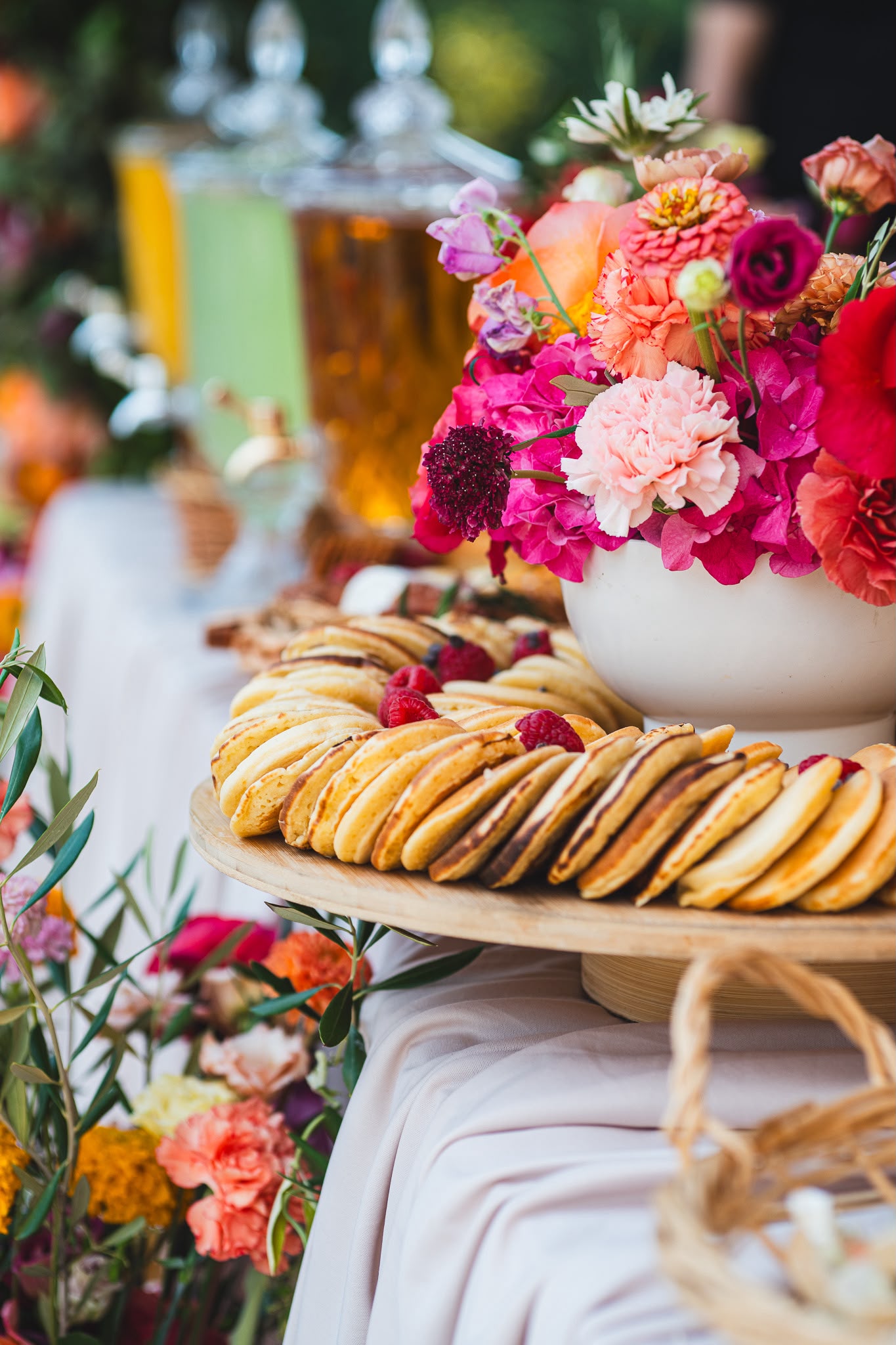 Pancakes et fleurs du buffet brunch