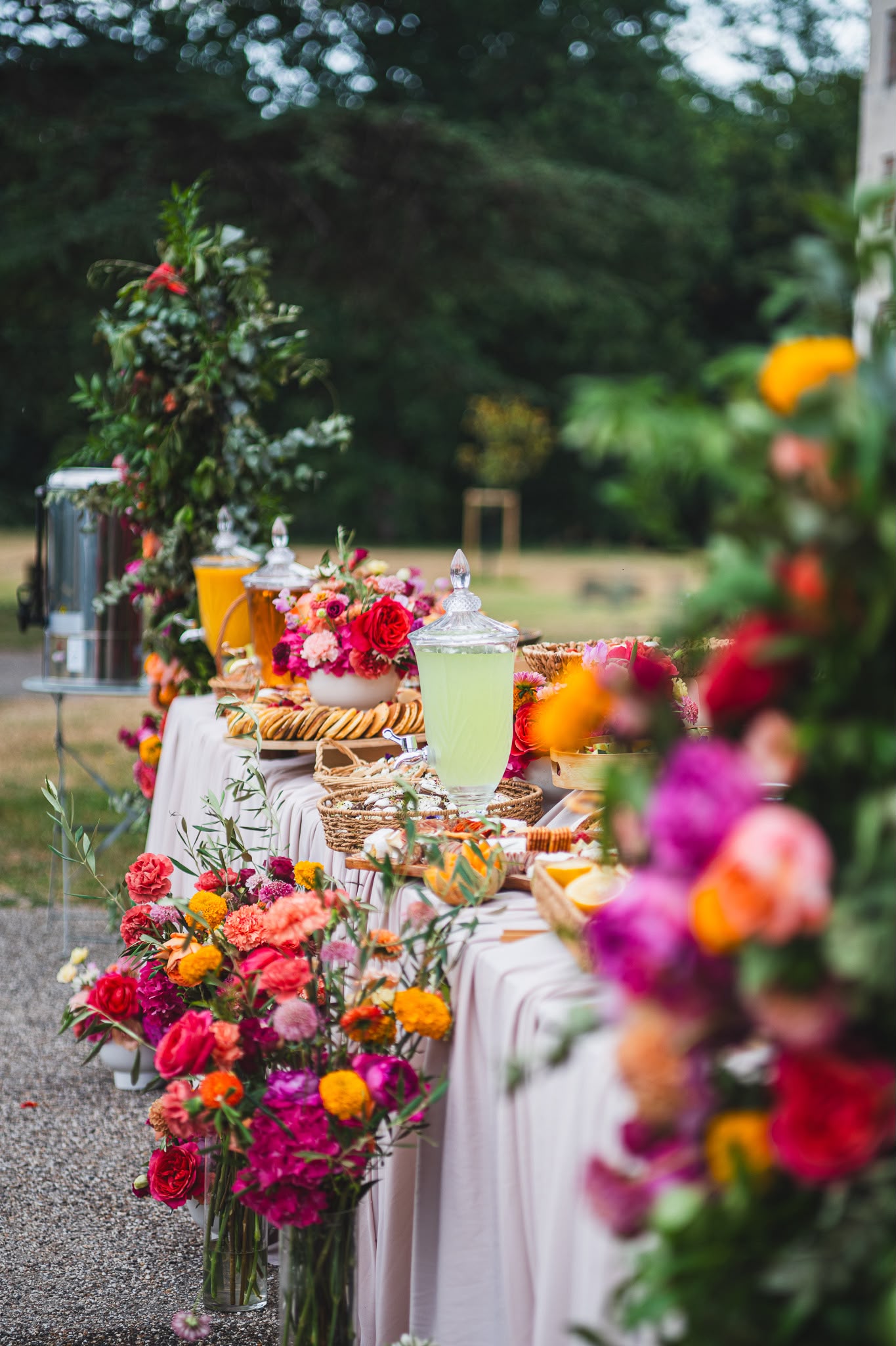 Table de brunch fleurie dressée dans un jardin