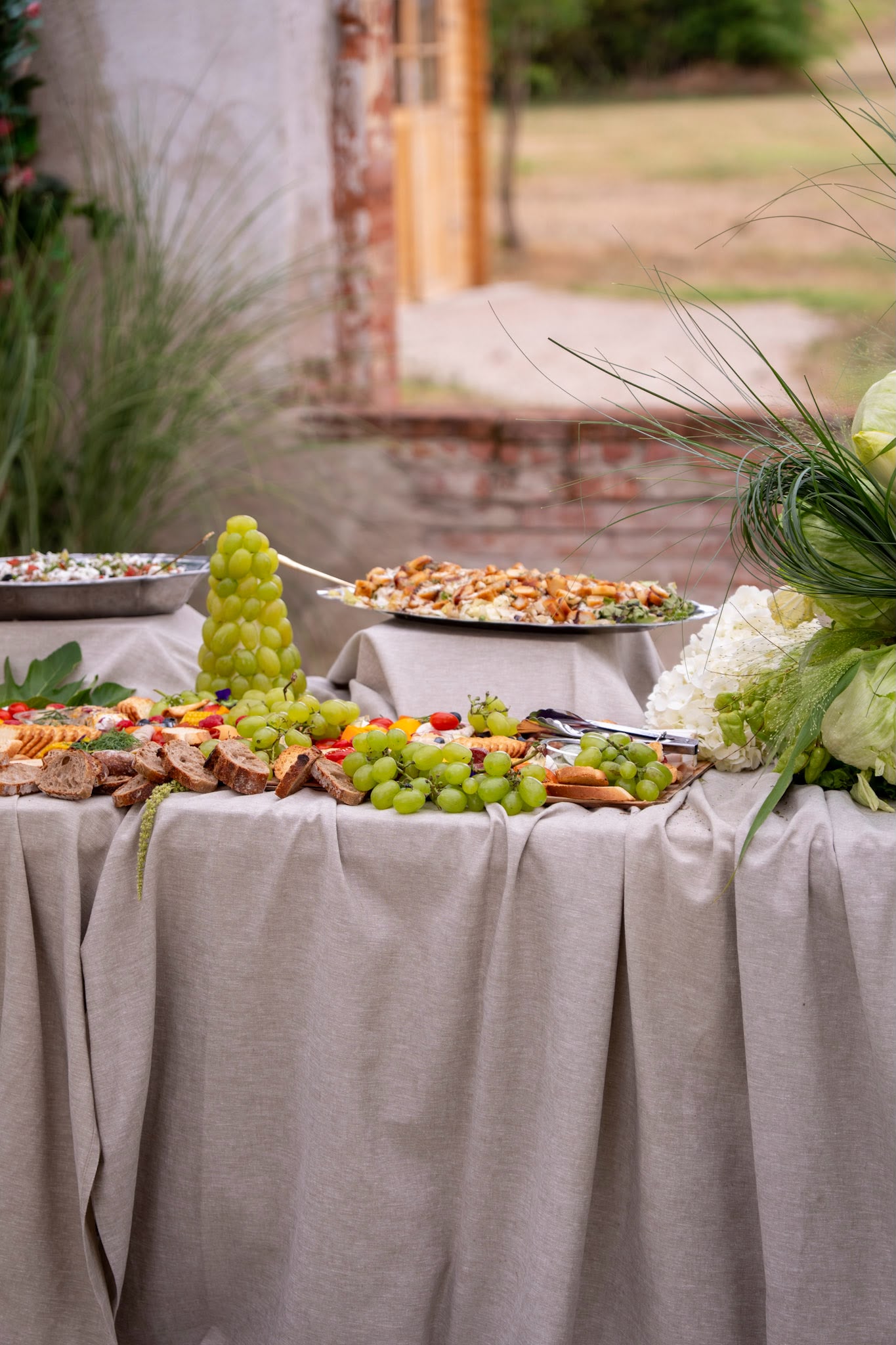 Table Signature garnie de fruits et de bouchées